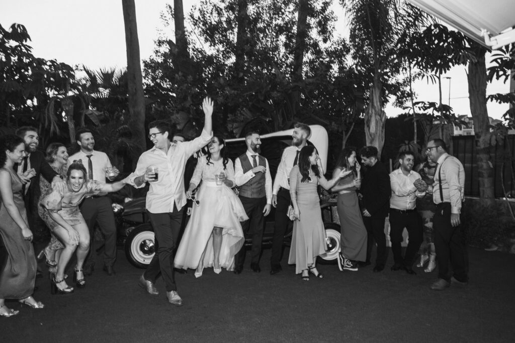 Fotografias de amigos en Victoria Garden boda