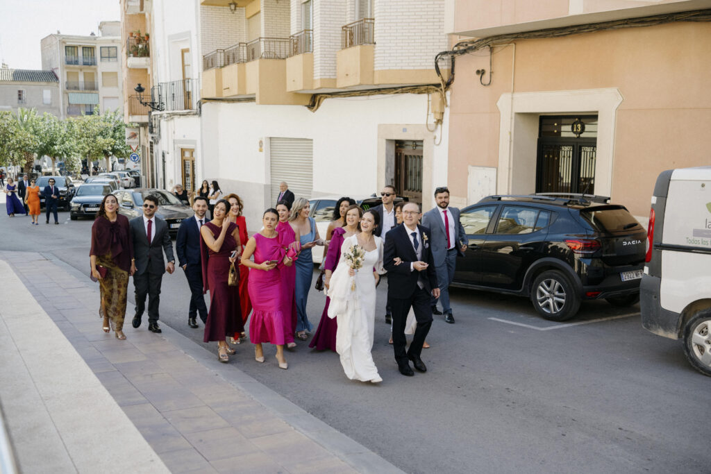 Novia saliendo de casa Tobarr