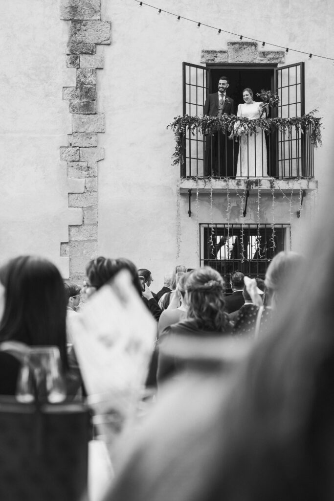 Novios en los jardines de Finca Torre de Bosch